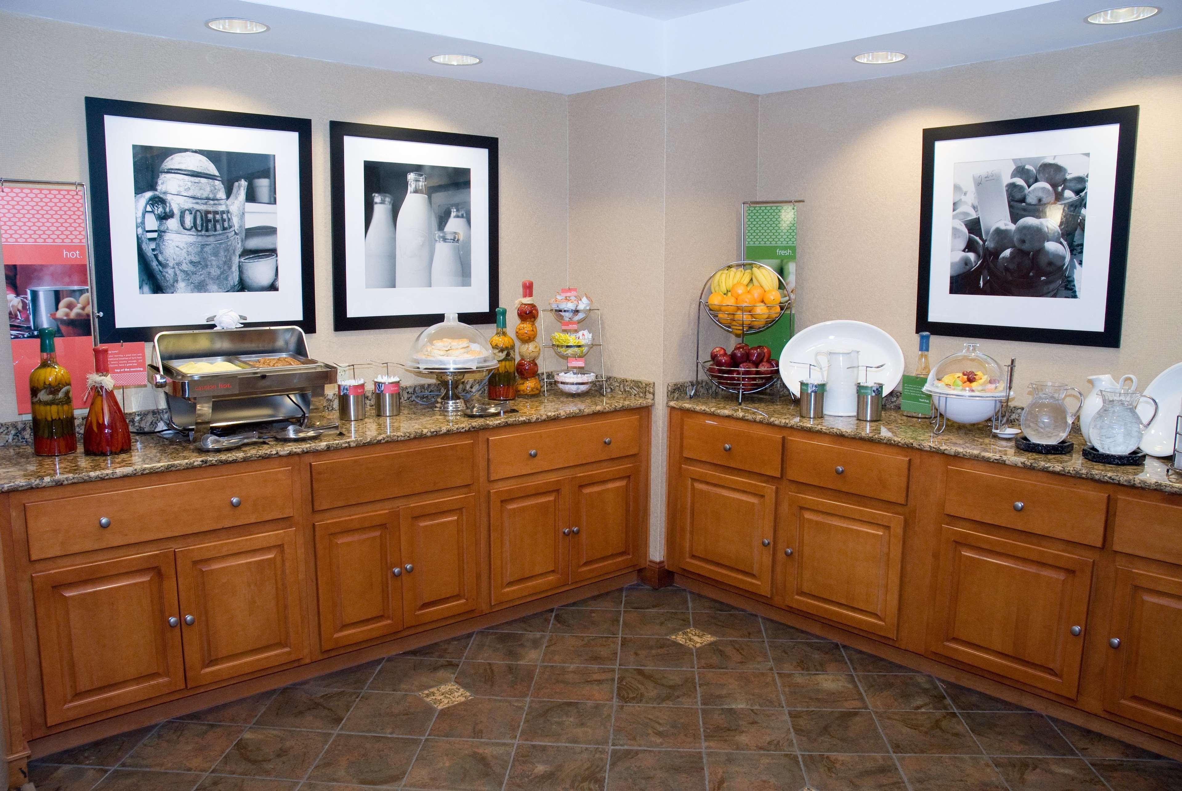 Hampton Inn & Suites By Hilton Manchester Bedford Restaurant photo