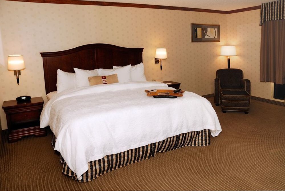 Hampton Inn & Suites By Hilton Manchester Bedford Room photo