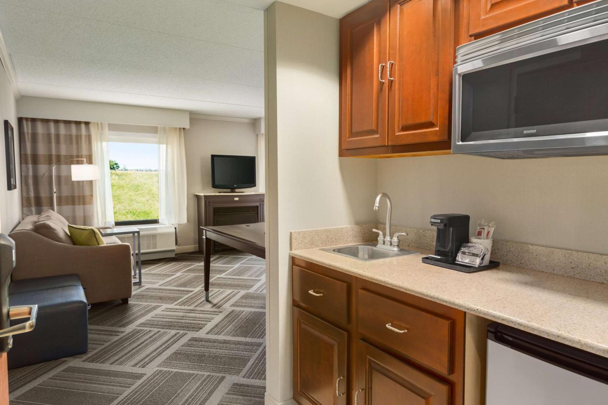 Hampton Inn & Suites By Hilton Manchester Bedford Exterior photo