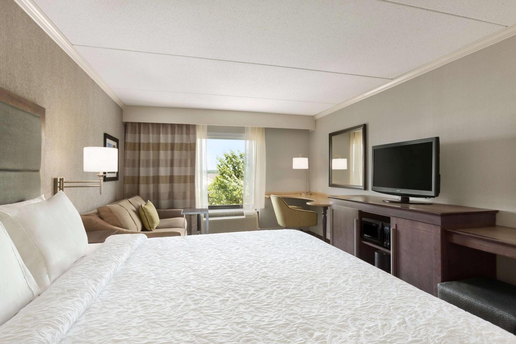 Hampton Inn & Suites By Hilton Manchester Bedford Exterior photo