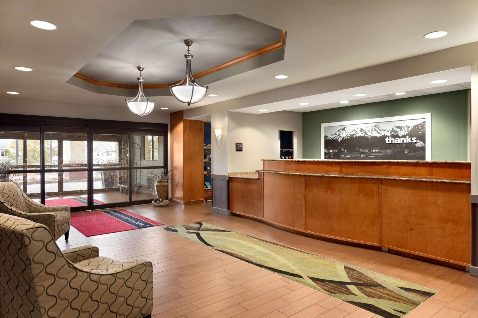 Hampton Inn & Suites By Hilton Manchester Bedford Exterior photo