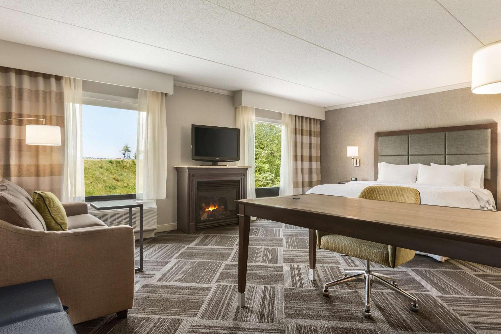 Hampton Inn & Suites By Hilton Manchester Bedford Exterior photo