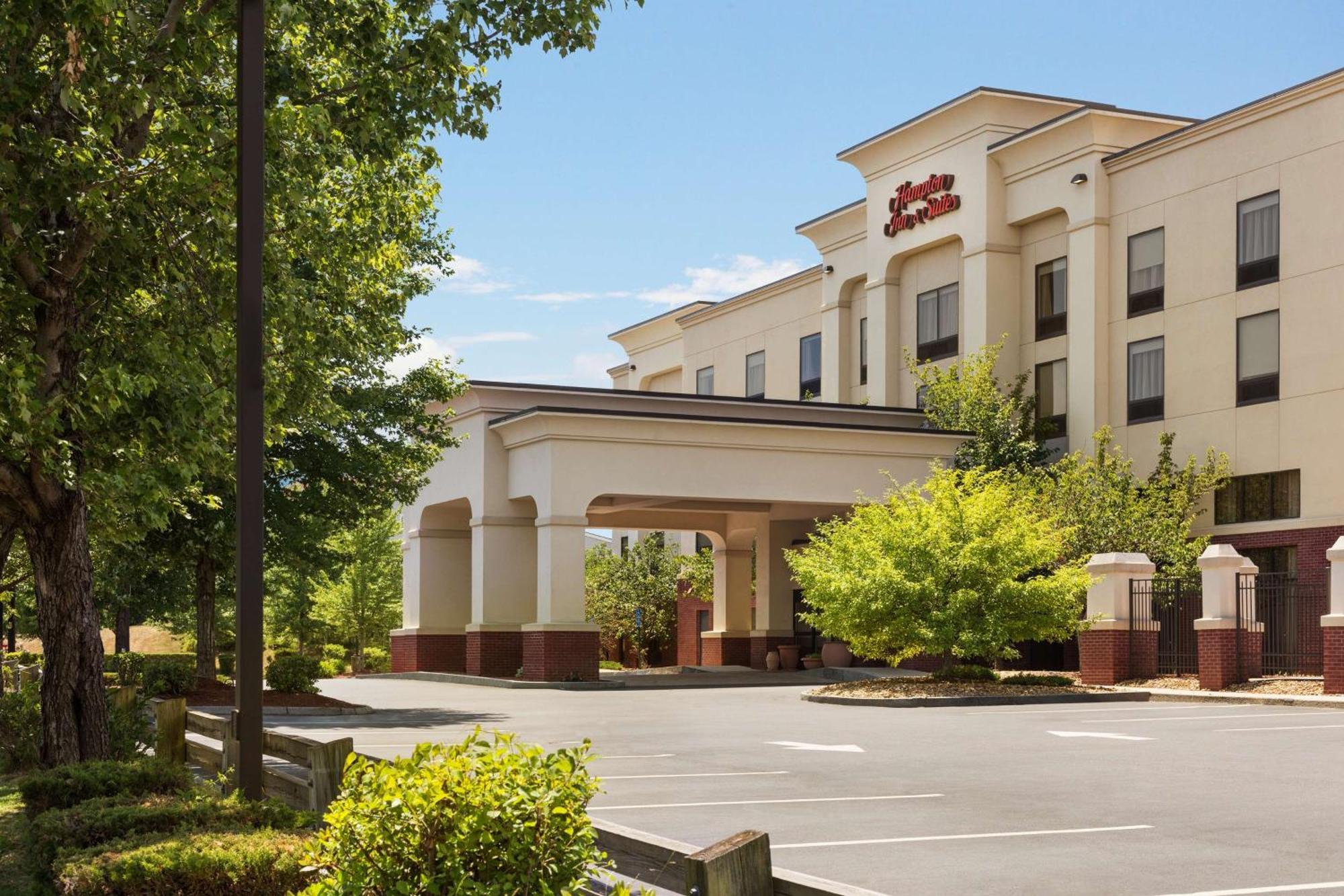Hampton Inn & Suites By Hilton Manchester Bedford Exterior photo