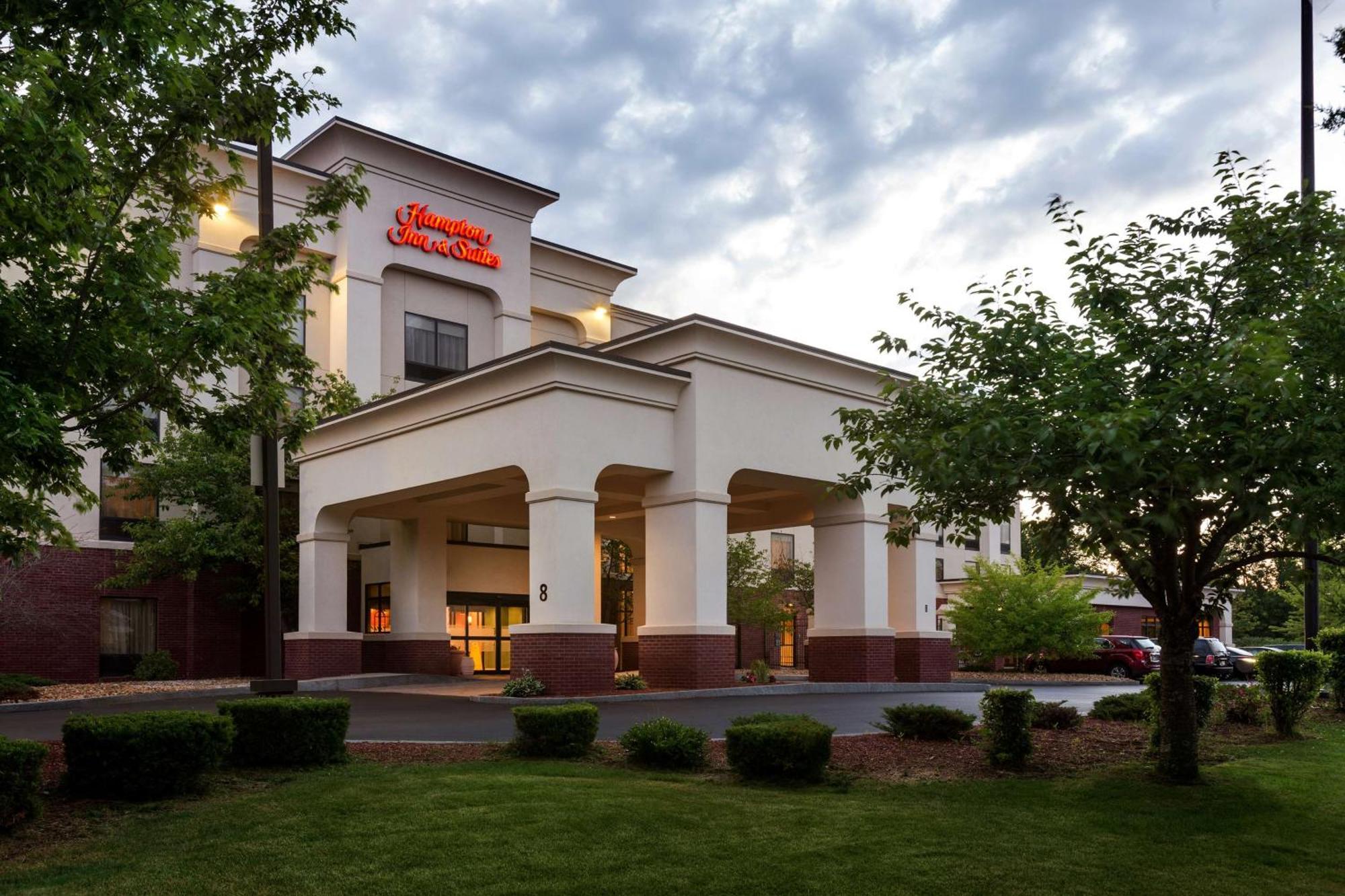 Hampton Inn & Suites By Hilton Manchester Bedford Exterior photo