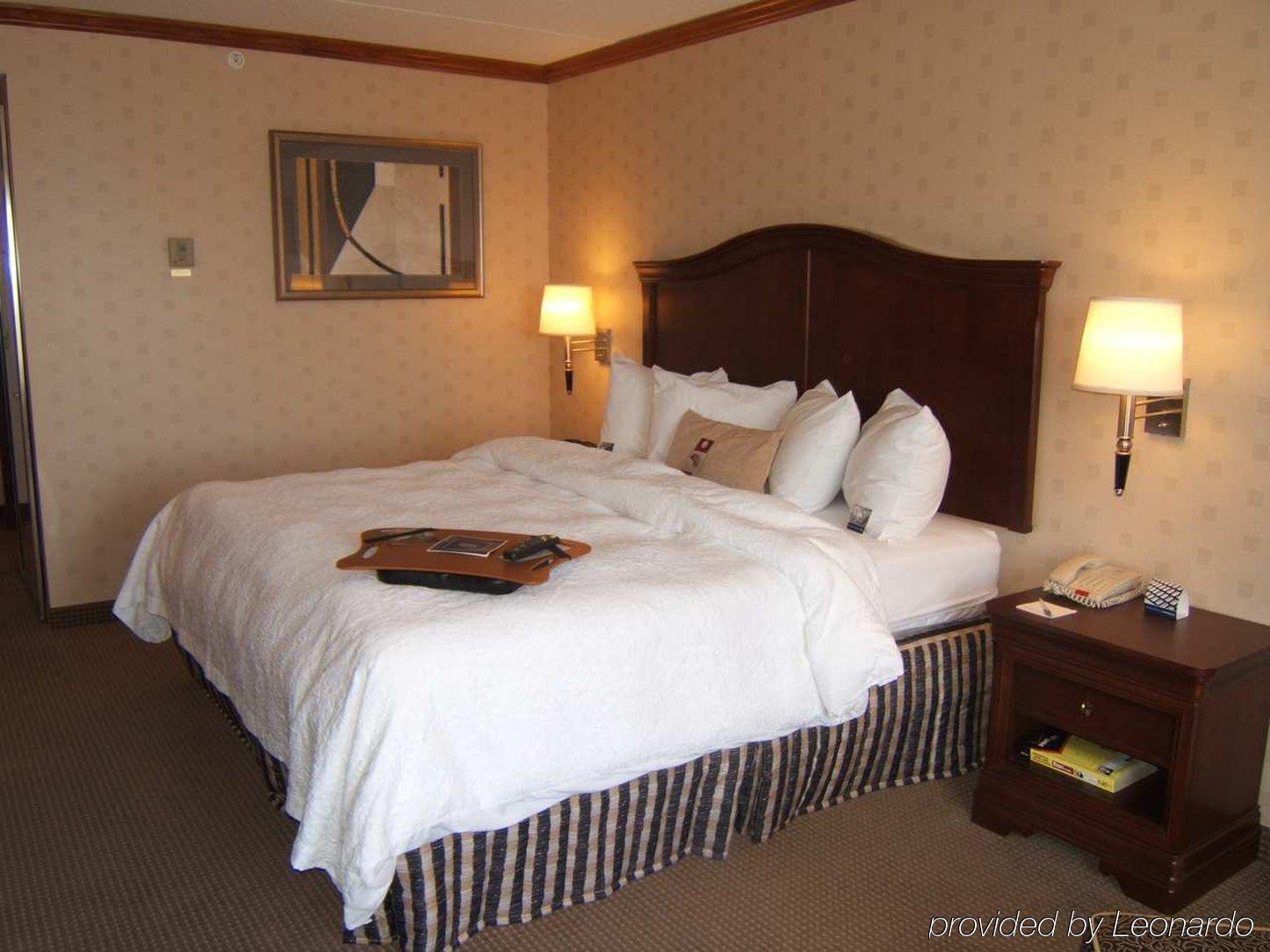 Hampton Inn & Suites By Hilton Manchester Bedford Room photo