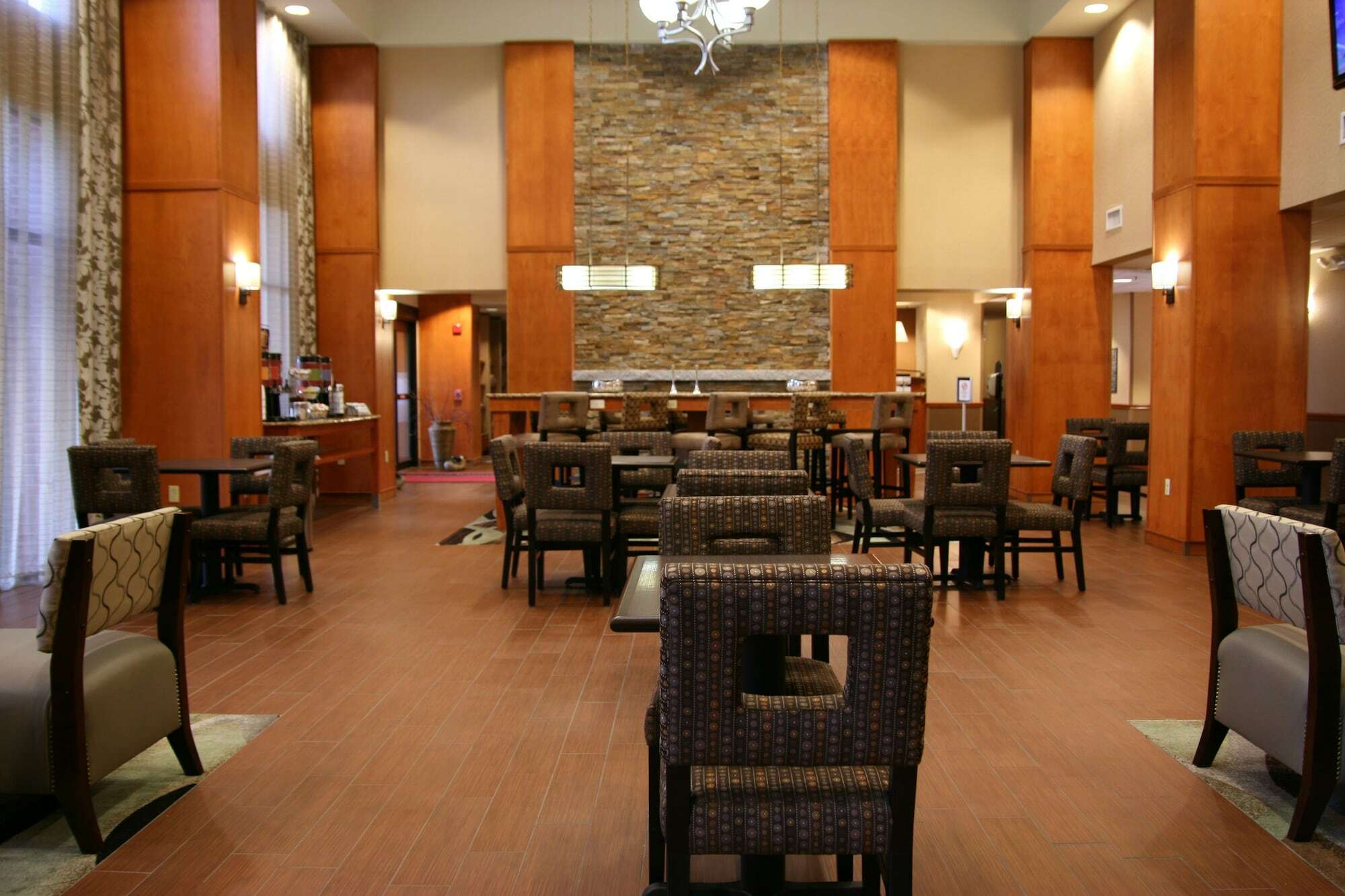 Hampton Inn & Suites By Hilton Manchester Bedford Exterior photo