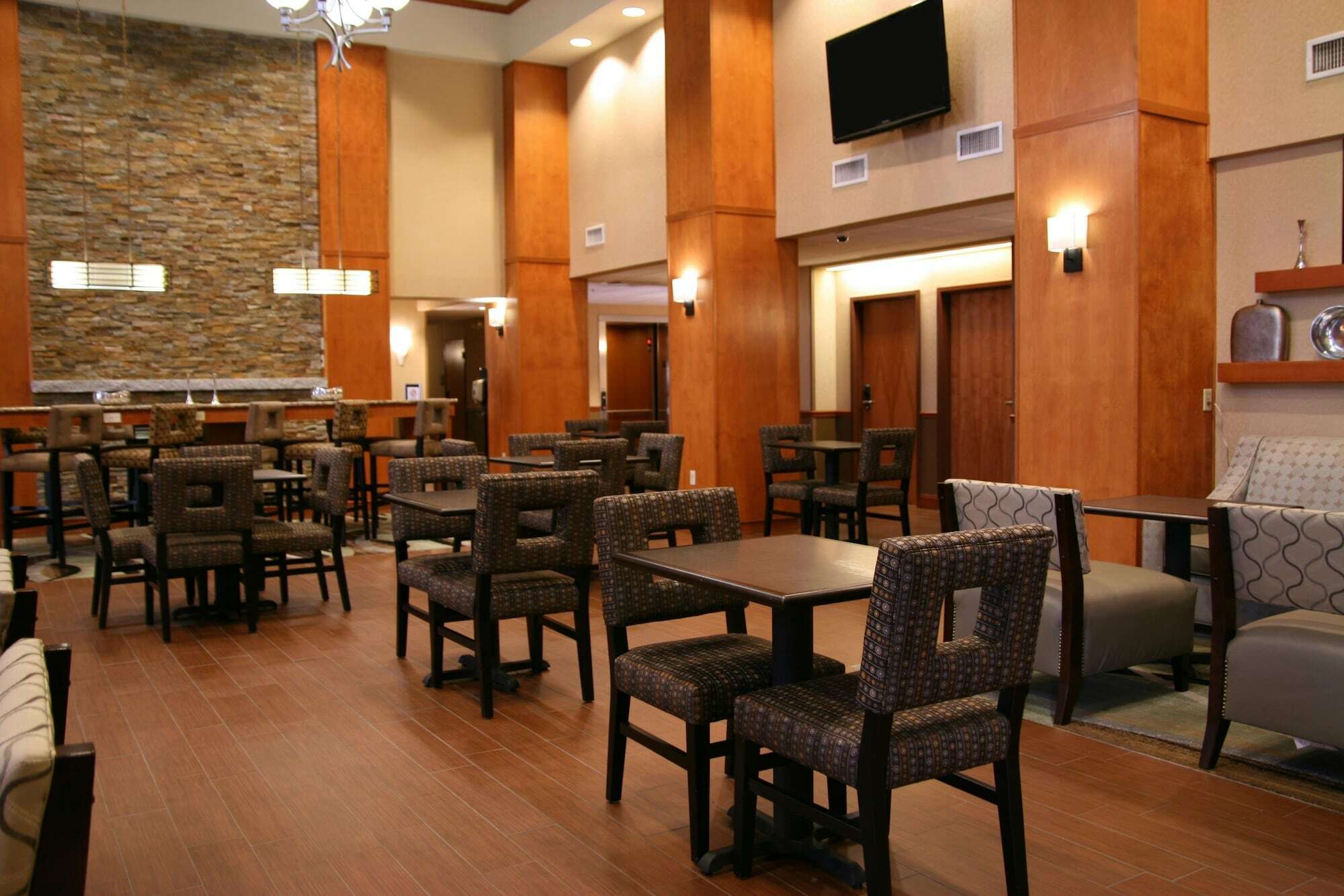 Hampton Inn & Suites By Hilton Manchester Bedford Exterior photo